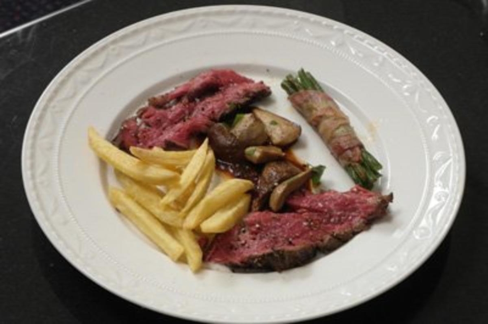 Chateaubriand mit Keniabohnen, selbstgemachten Pommes Frites an Steinpilzsoße