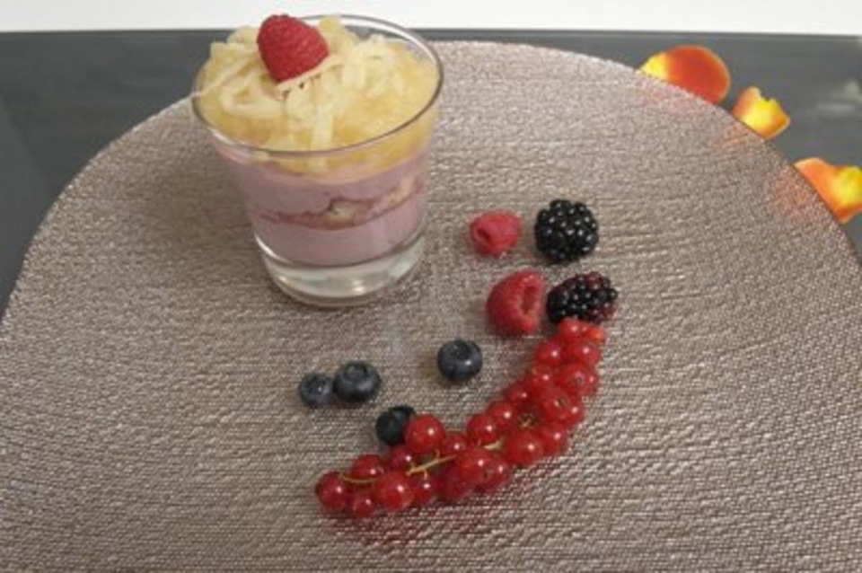 Selbstgemachtes Apfelkompott mit Holunderbeerencreme und Marzipan