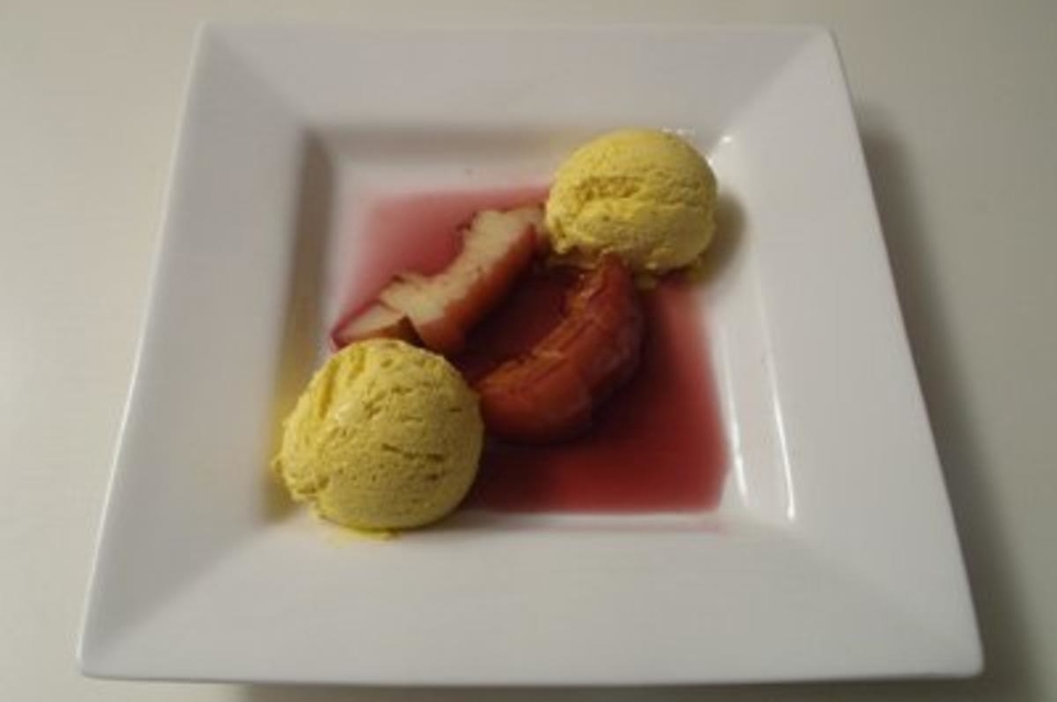 Kydoni - Quitten in Rotwein dazu Vanille-Eis