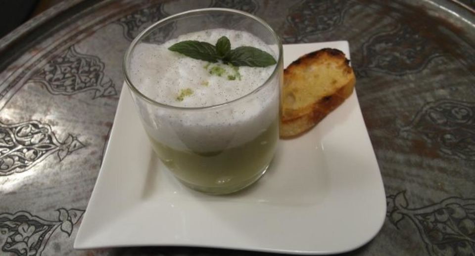 Erbsen-Minz-Cappuccino