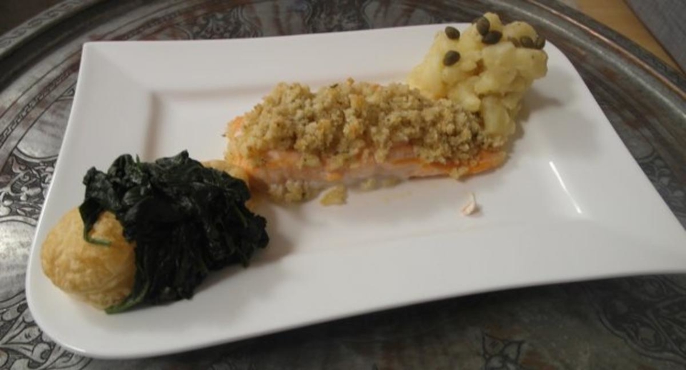 Macadamia-Lachsforelle mit Kartoffeltartar & jungem Spinat auf Blätterteigtalern