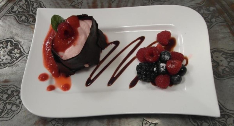 Himbeermousse im Zartbitterschokoladenmantel & Himbeersoße mit erlesenen Beeren