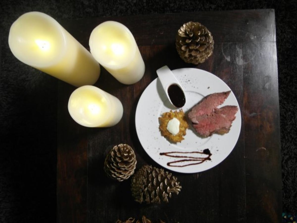 Pflaumen-Roastbeef mit Kartoffelpuffern