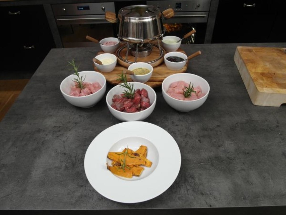 Fondue mit dreierlei Fleisch und fünf Saucen