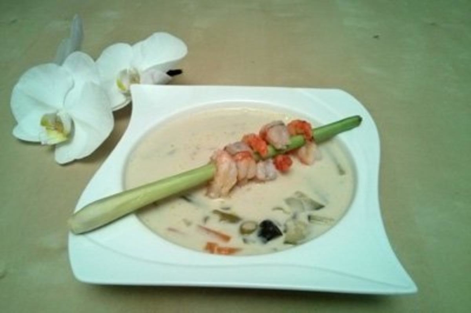 Thai-Suppe und Garnelenspieße