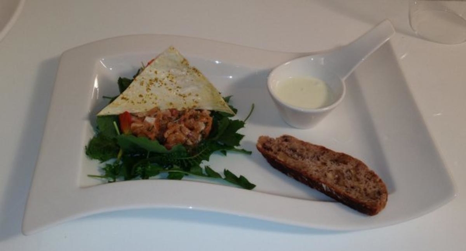 Lachstartar mit Wildkräutersalat, Wasabi-Crème fraîche und Walnussbrot