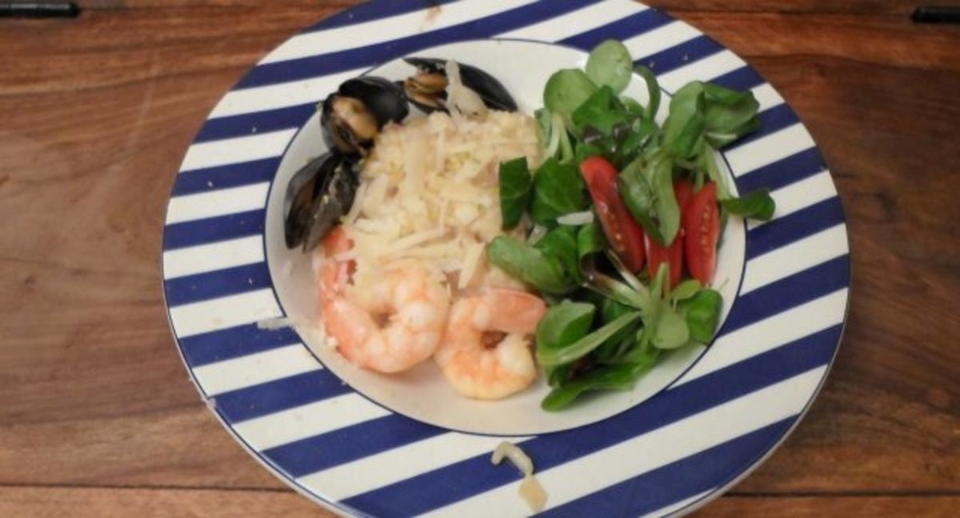 Limettenrisotto mit Meeresfrüchten dazu Salat aus Rapunzeln