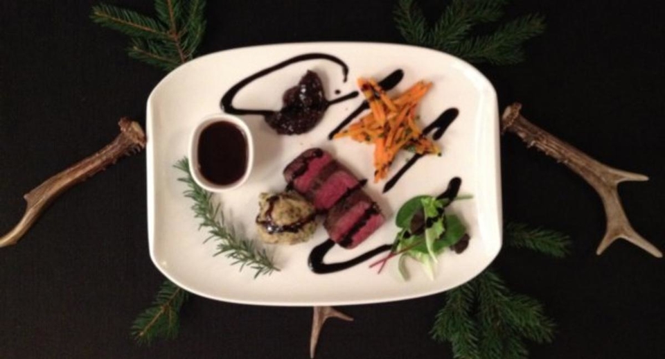 Rehrücken, Pilzknödel, Schalotten-Pflaumen-Chutney und Möhrengemüse