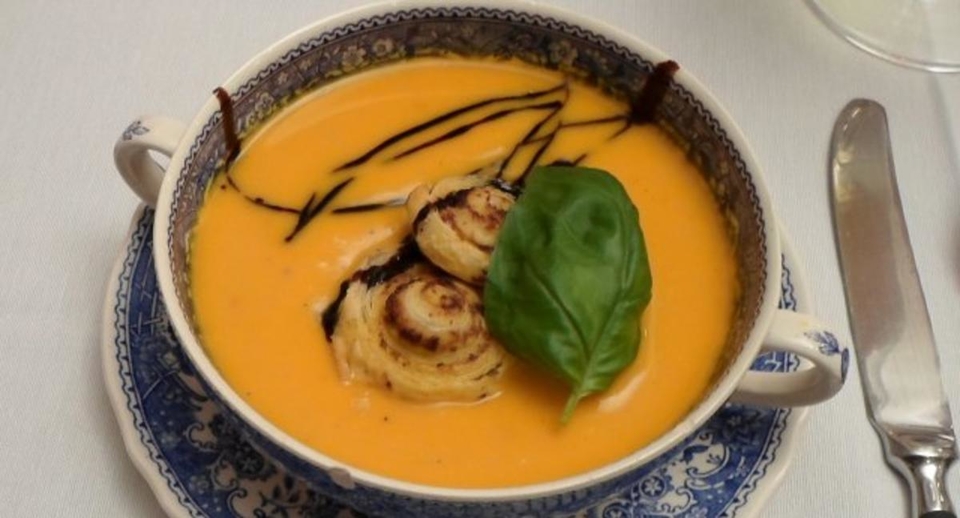 Kürbissuppe mit Blätterteig- Pesto Schnecken