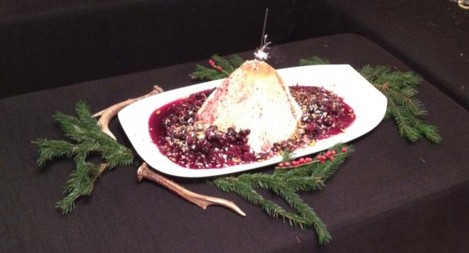 Eisbombe mit Kokosblütenzucker-Pistazien-Krokant und heißem Waldobst