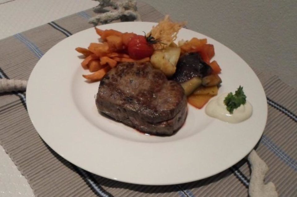 Rinderfiletsteak mit Süßkartoffelpommes und Pfannengemüse