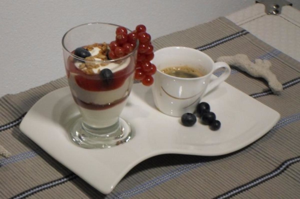 Espresso-Schichtspeise mit Johannisbeergelee