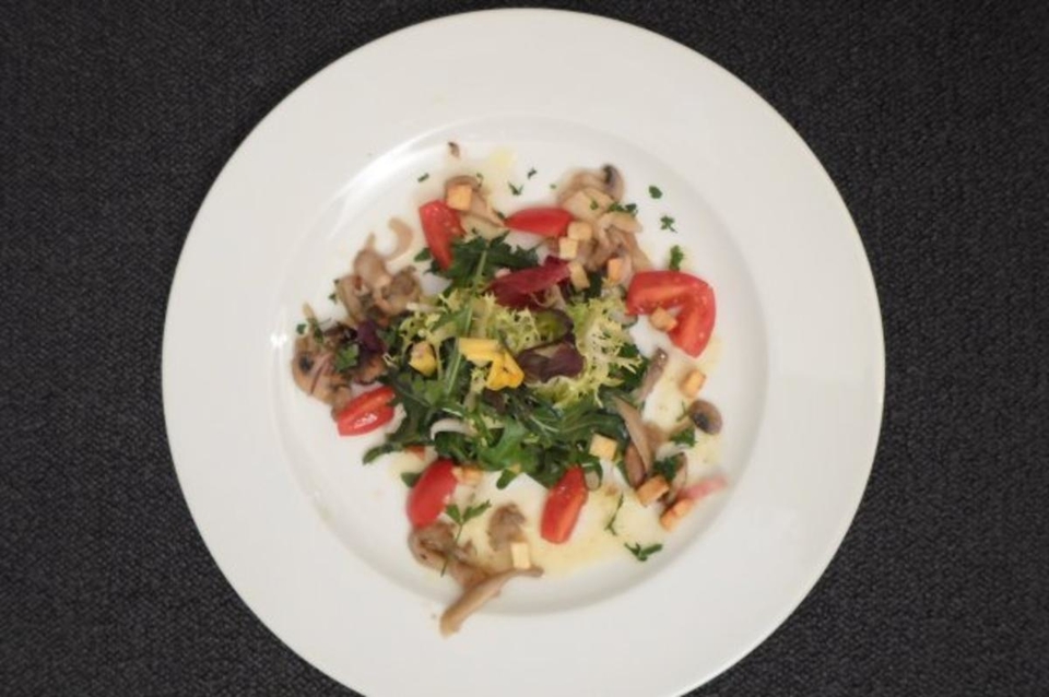 Salatvariation mit Pilzen und Kartoffelmarinade