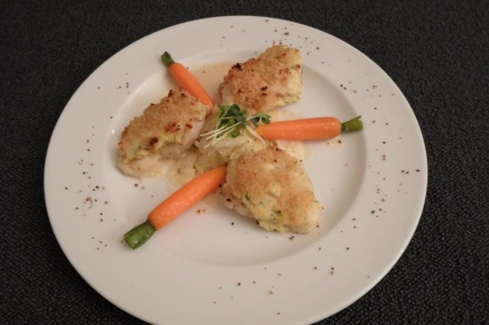 Donauwaller (Wels) in der Meerettichkruste auf Pfefferspitzkraut mit kleinen Karotten