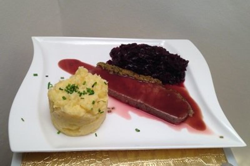 Roastbeef mit Calvados-Rotkohl, Kartoffelstampf an Portwein-Rotwein-Reduktion