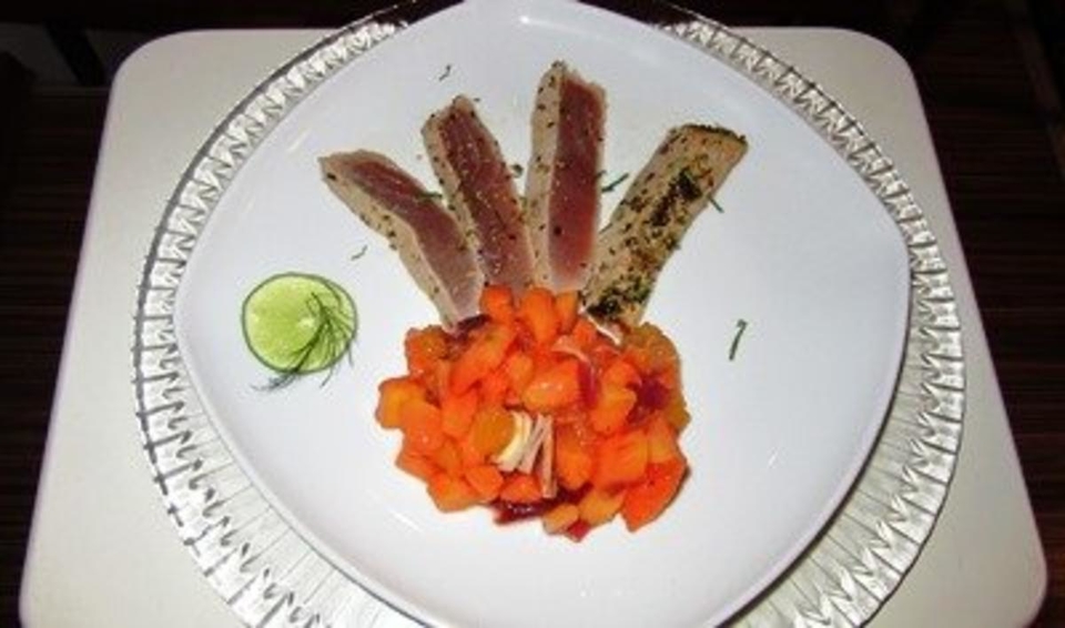 Lauwarmer Thunfisch mit Sesam-Koriander-Lack und scharfem Papaya-Salat