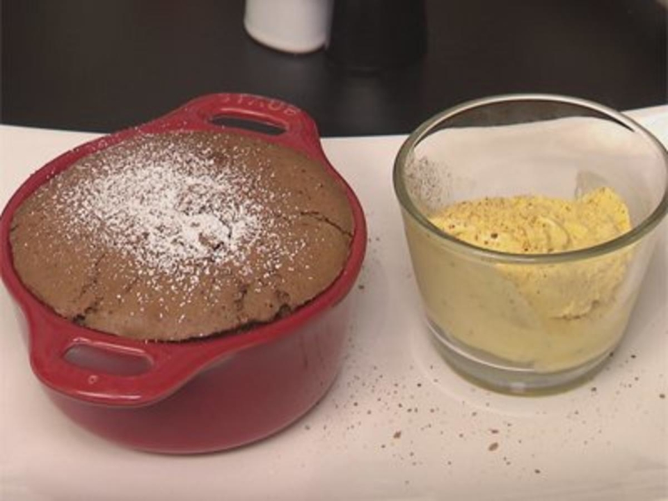 Schokoladenkuchen von der „Gelben Rübe“ auf Zimtschaum