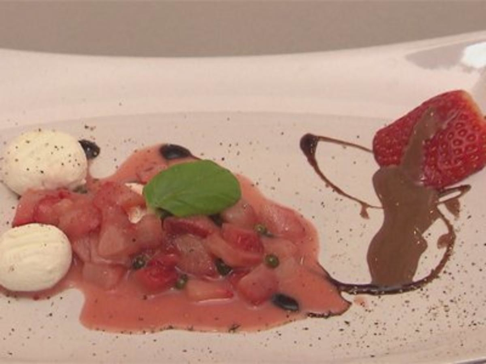 Ziegenfrischkäseknocken mit Erdebeer-Pfeffer-Sauce