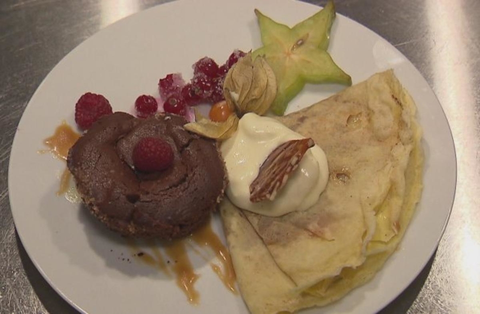 Crêpes mit karamellisierten Mandeln in Karamellsoße und Schokoküchlein
