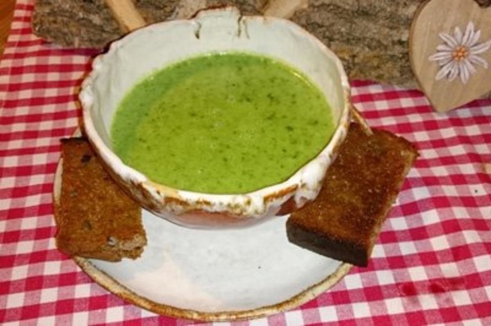 Kräutersuppe aus dem „Wuidaragarten“ mit geröstetem Bauernbrot