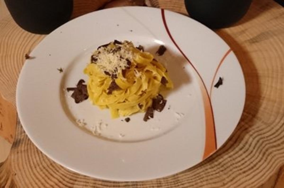 Selbstgemachte Pasta an Trüffelbutter mit frischem Parmesan