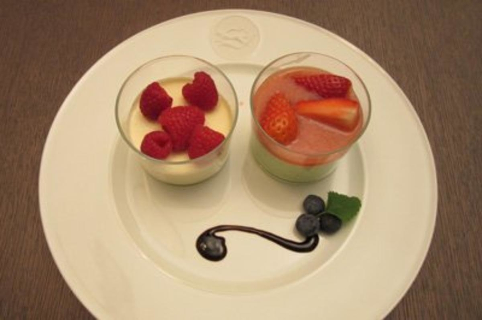 Basilikum-Mousse mit Prosecco-Erdbeersoße und Panna Cotta an frischen Himbeeren