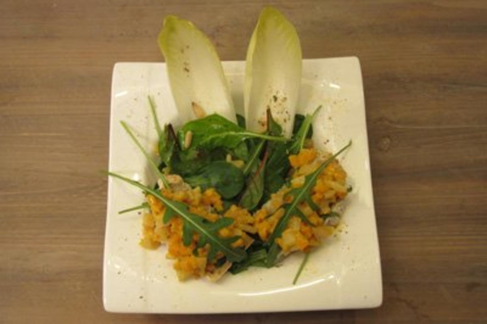 Kürbis-Bruschetta mit Birnen an Frühlingssalat
