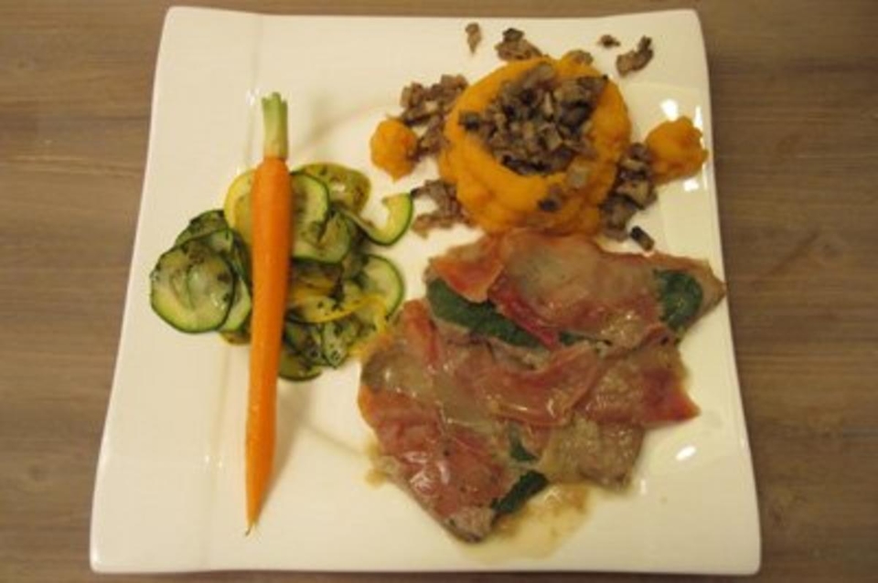 Saltimbocca in Weißweinsoße, Süßkartoffel-Türmchen gefüllt mit Champignons & Gemüse
