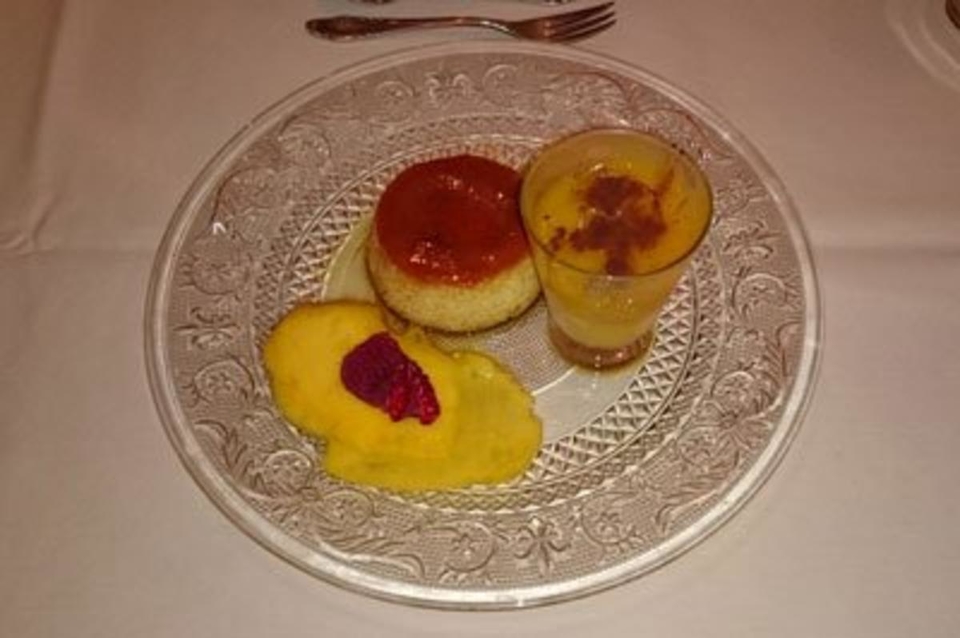 Creme Caramel mit Mangosorbet