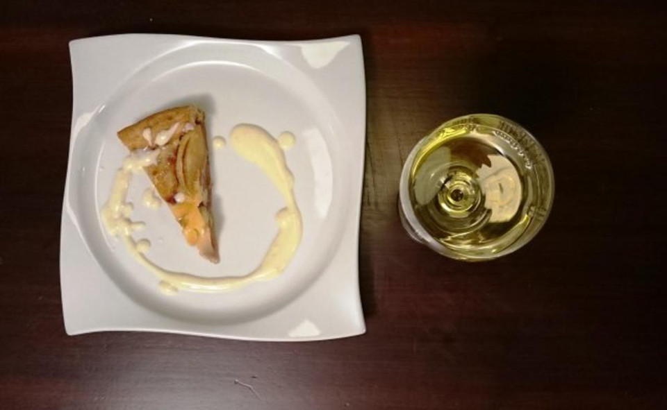 Warme Apfeltarte mit Vanillesoße und edelsüßem Riesling
