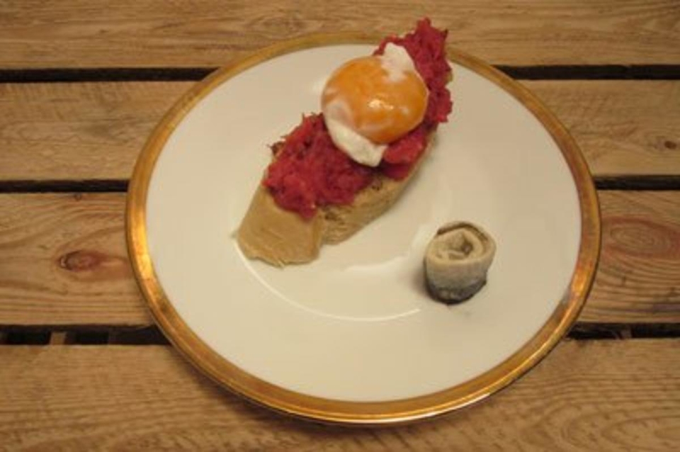 Hamburger Labskaus auf  gerösteter Weißbrotscheibe