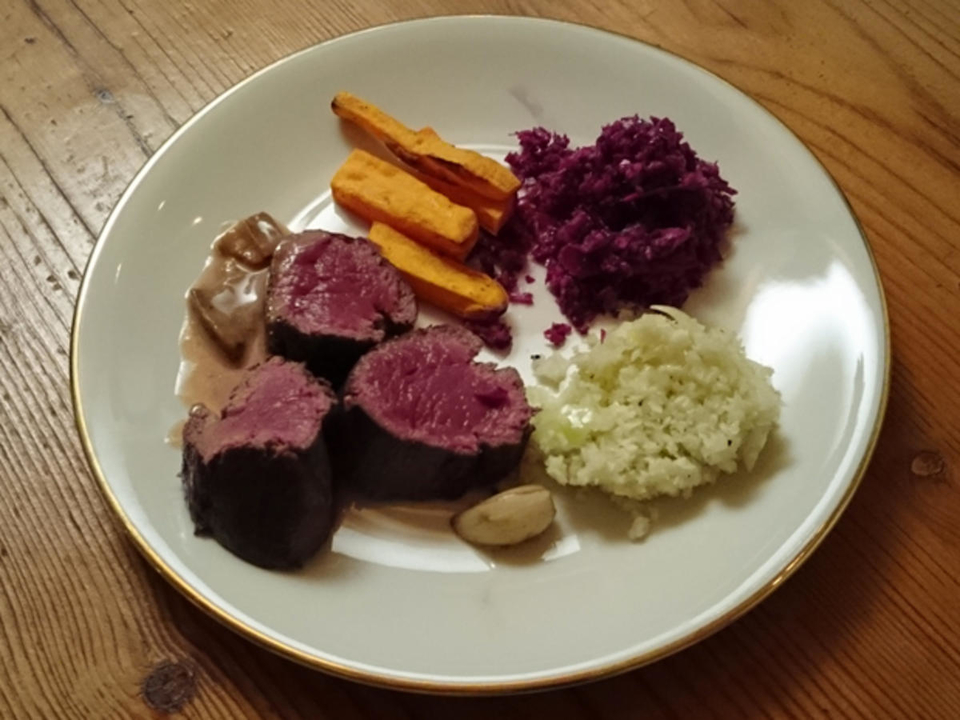 Hirsch-Filet, Süßkartoffel, Krautsalate