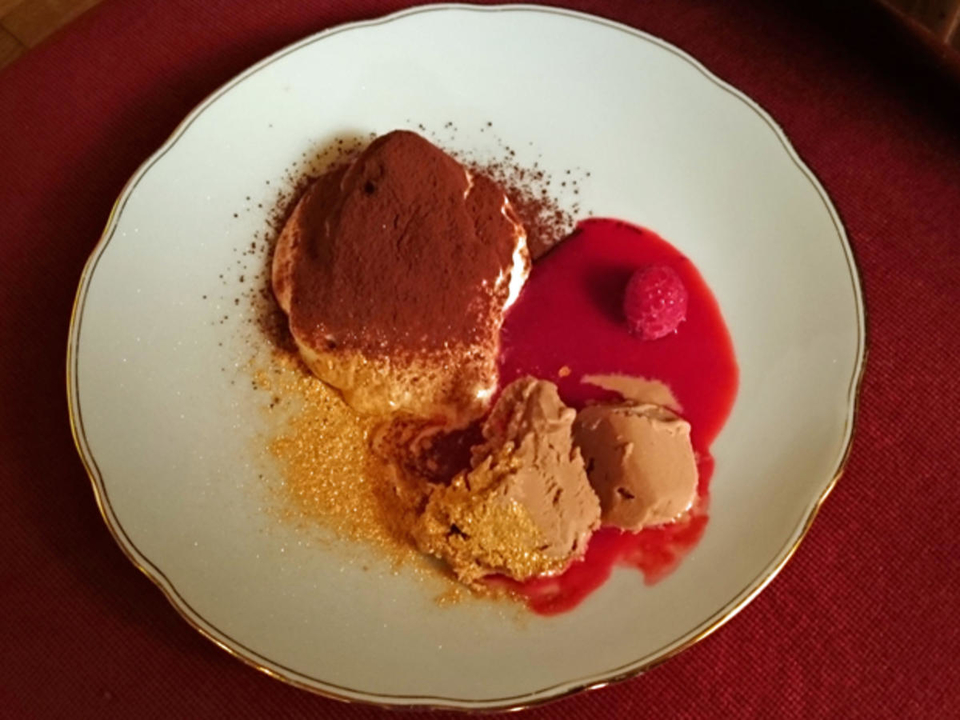 Haselnuss-Eis auf Himbeerspiegel und Tiramisu