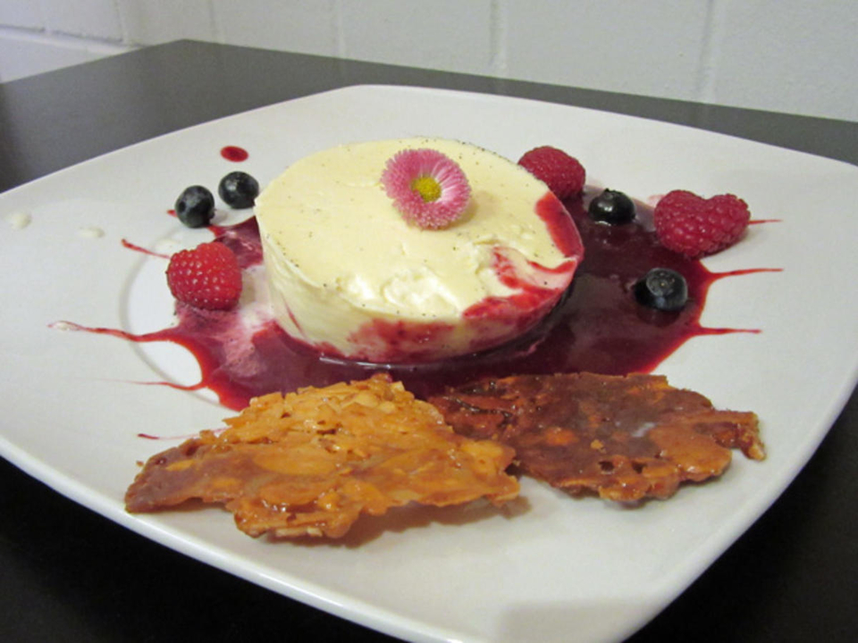 Panna Cotta auf Beerenspiegel