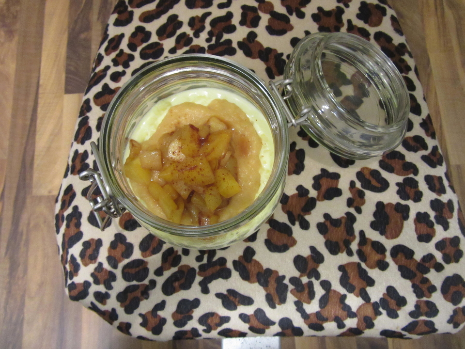 Safranmilchreis an Apfel-Mango-Kompott