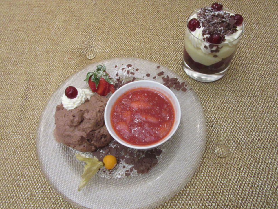 Weiße und dunkle Schokoladenmousse à la Helene mit frischem Erdbeerkompott