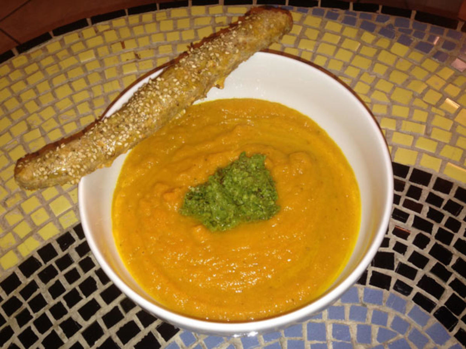 Karotten-Orangensuppe mit Walnuss-Dattel-Gremolata