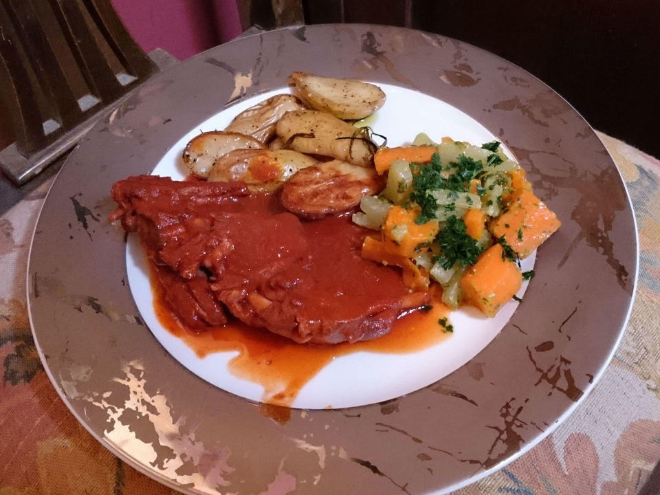 Kaninchen-Stifado mit Rosmarinkartoffeln und Wurzelgemüse