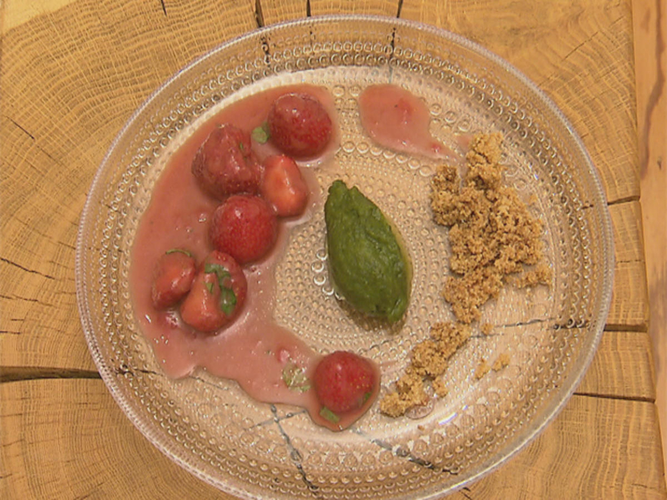 Senferdbeeren mit Basilikumsorbet und Olivenöl- Farofa (Kolja Kleeberg)