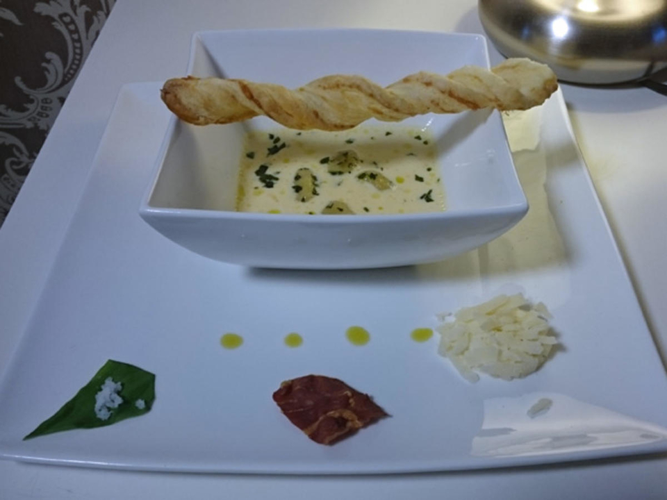 Parmesancremesüppchen mit Bärlauch-Gnocchi-Bonbons und Parmaschinken-Chips