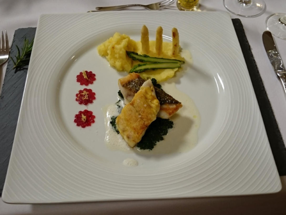 Branzinofilet auf Safran-Kartoffelpüree, Spinat und Spargel an Champagneersauce