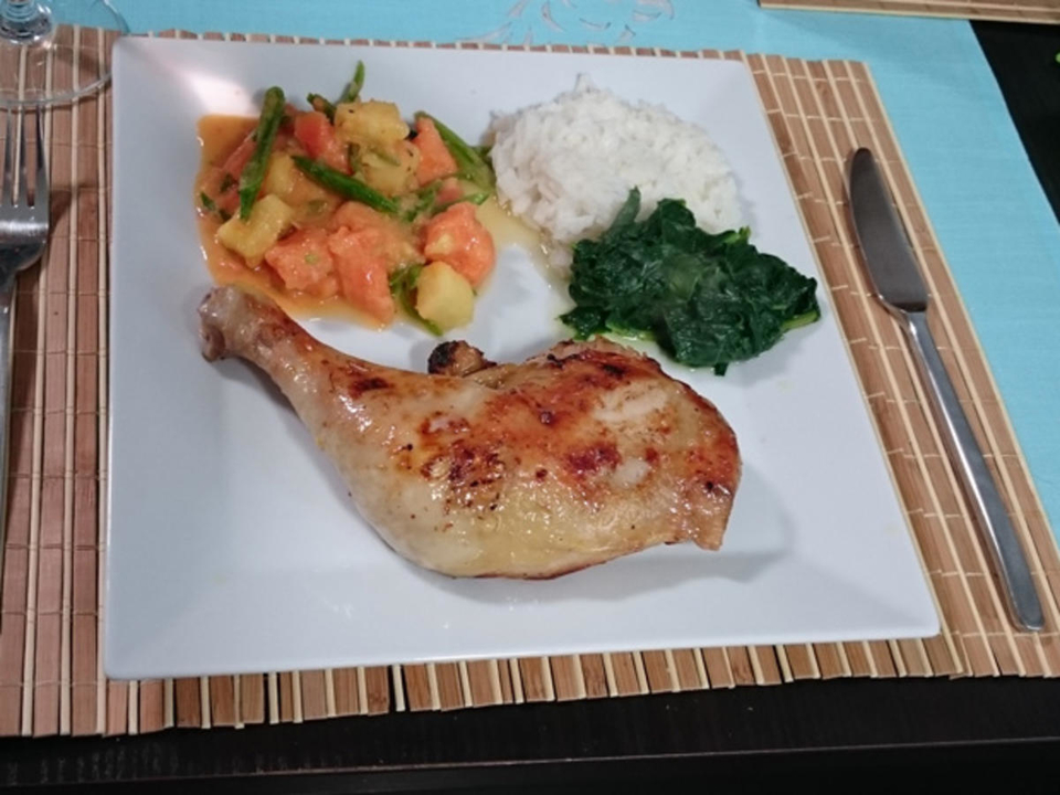 Jerk-Chicken dazu Callaloo und Weißbrot