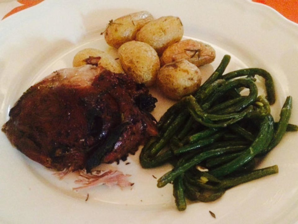 Knoblauch-Lammkeule mit Ofenkartoffeln und Gemüse