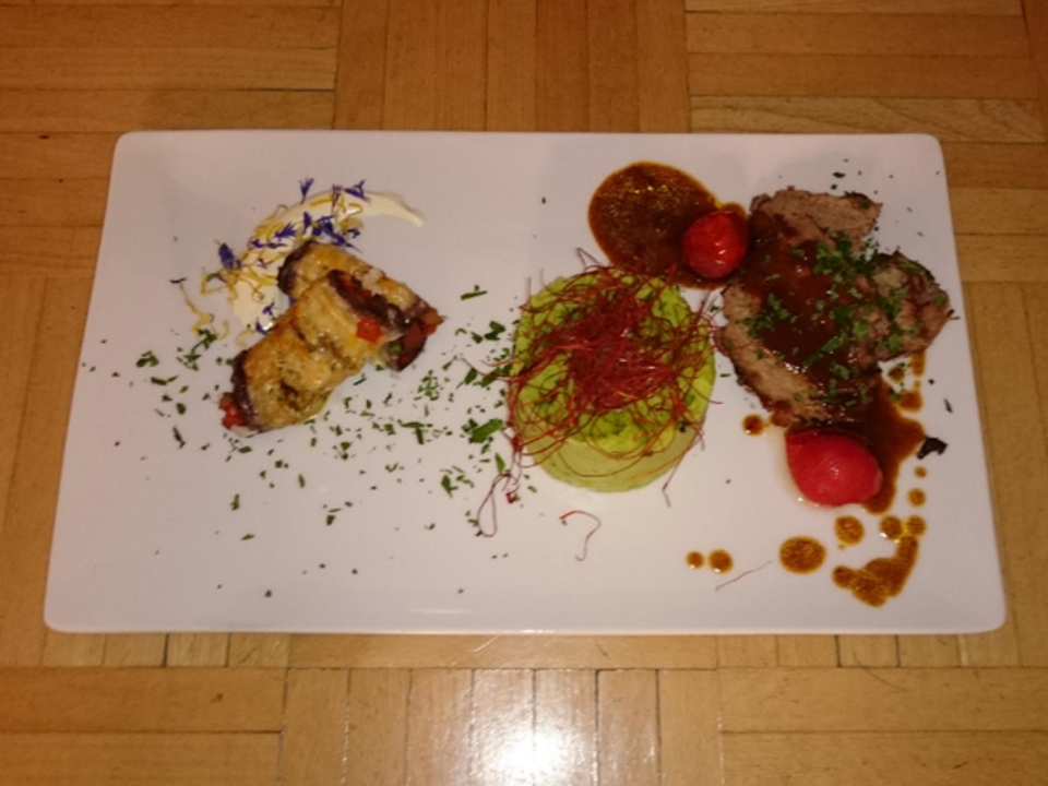 Rinderschmorbraten mit Erbsen-Minz-Püree und Ratatouille-Röllchen