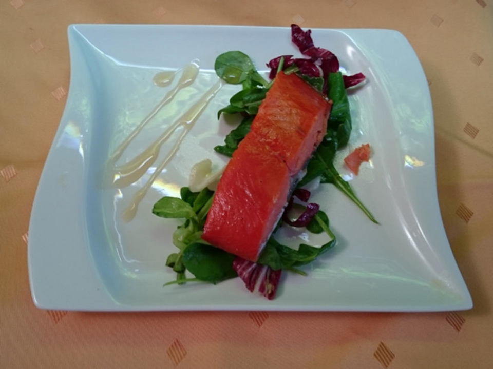 Heißgeräucherter Lachs mit Wacholderduft und Salatbouquet