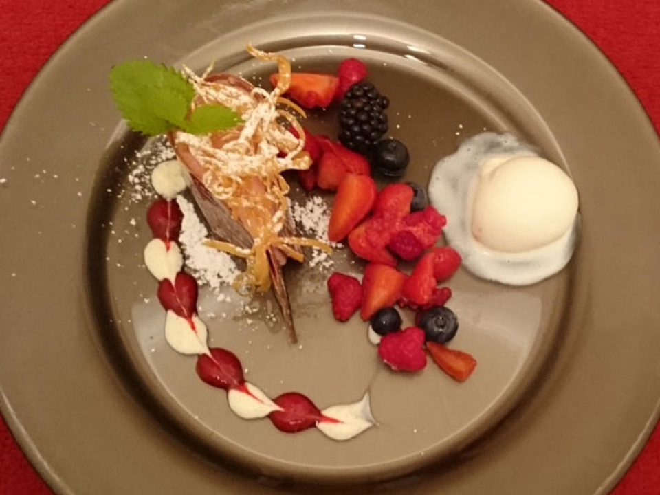 Himbeermousse im Schokoladenmantel mit marinierten Beeren und Joghurteis
