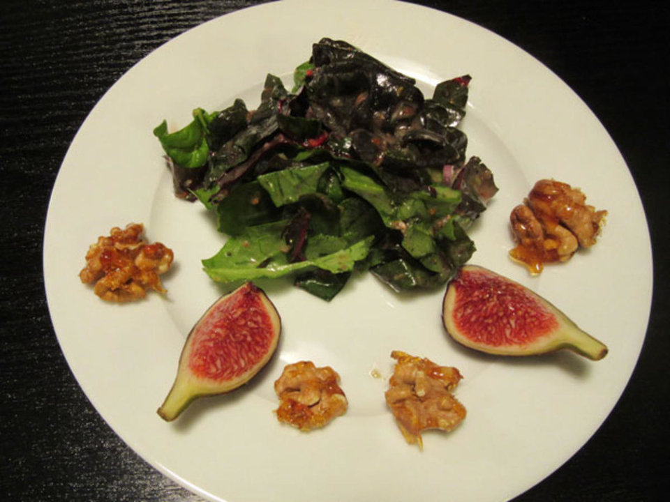 Feiner Mangold-Spinat-Salat mit kandierten Walnüssen an Feigen-Honig-Senf-Vinaigrette