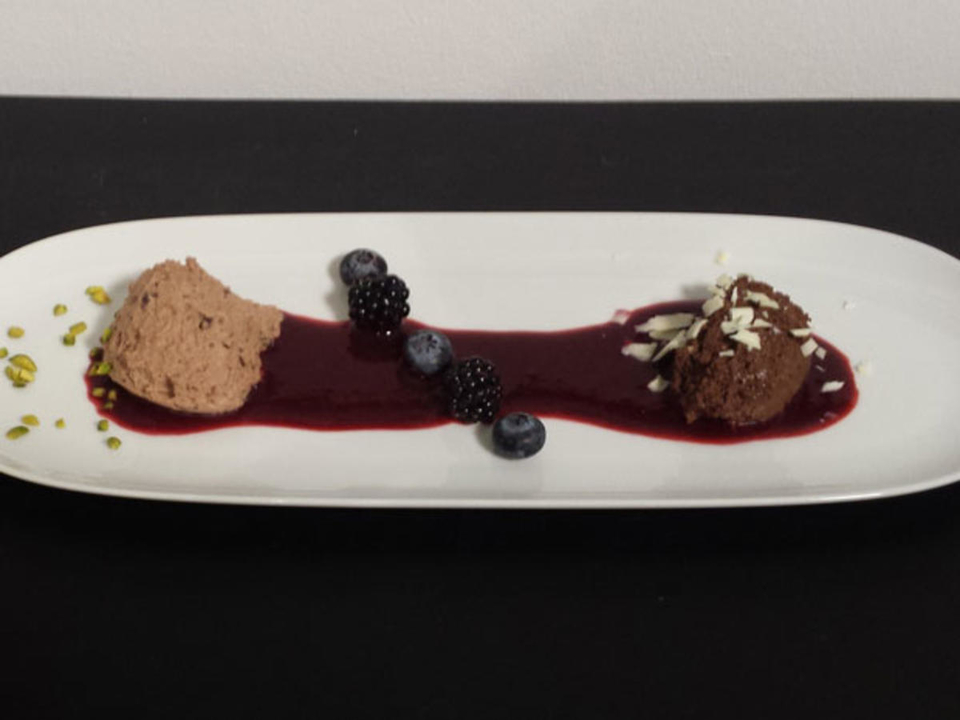 Mousse au chocolat und Balsamicomousse auf Beerenspiegel