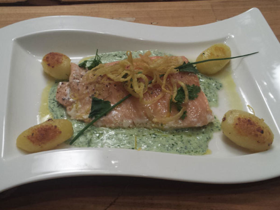 Lachsforellenfilet auf grüner Kräutersoße mit Röstkartoffeln und Kartoffelstroh