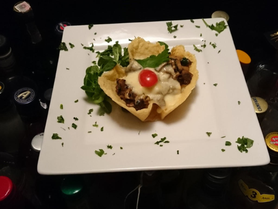Parmesankörbchen mit Käsefondue Funghi und Polenta